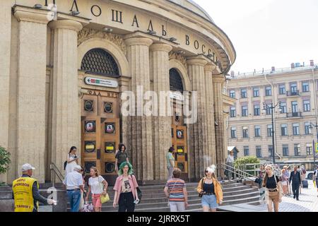 Saint-pétersbourg Russie Nevsky Prospect, extérieur du hall de la station de métro Ploshchad Vostaniya, circulation urbaine. 18,08. 2022 am 14:55 Banque D'Images