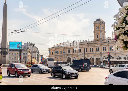 Saint-pétersbourg Russie Nevsky Prospect, Moskovsky gare, City traffic Editorial. 18,08. 2022 am 15:05 Banque D'Images