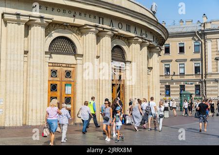 Saint-pétersbourg Russie Nevsky Prospect, extérieur du hall de la station de métro Ploshchad Vostaniya, circulation urbaine. 18,08. 2022 am 14:55 Banque D'Images