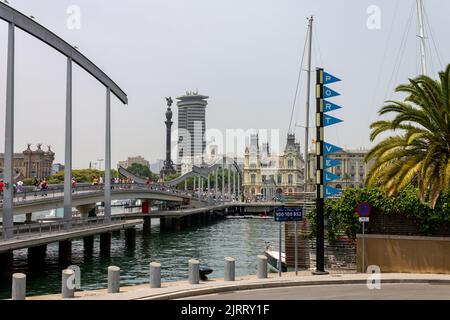 Une vue panoramique sur Rambla de Mar à Barcelone, Espagne par une journée nuageux Banque D'Images