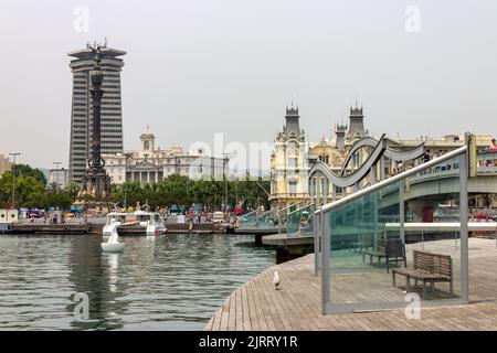 Une vue panoramique sur Rambla de Mar à Barcelone, Espagne par une journée nuageux Banque D'Images