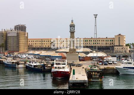 Une vue panoramique sur les bateaux amarrés à Rambla de Mar à Barcelone, Espagne, par une journée nuageux Banque D'Images