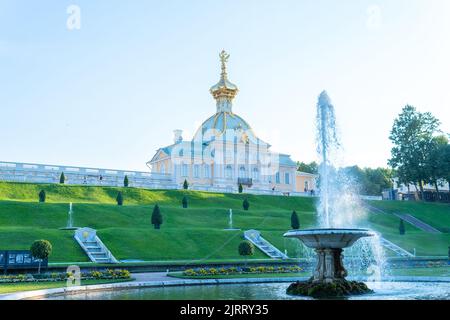 RUSSIE, PETERSBOURG - 19 AOÛT 2022 : fountain peterhof Palace petersburg russie grand St cascade d'or, du bleu russe pour pétergof et ciel d'europe Banque D'Images