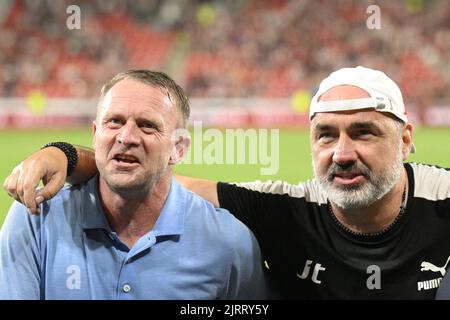 Prague, République tchèque. 25th août 2022. Stanislav Vlcek, directeur De l'Équipe de Slavia, à gauche, et Jindrich Trpisovsky, entraîneur en chef, célèbrent la victoire dans le SK Slavia Praha vs Rakow Czestochowa, match de retour du match de football de la quatrième qualification de la Ligue de la Conférence européenne à Prague, République tchèque, 25 août 2022. Crédit : Michal Kamaryt/CTK photo/Alay Live News Banque D'Images