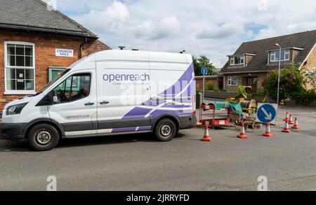 Openreach travaillant dans la pose de routes nouveau câble souterrain Cherry Willingham High Street Lincoln 2022 Banque D'Images