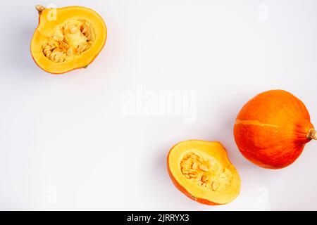 Citrouilles Hokkaido sur fond blanc. Vue de dessus, plat, espace de copie. Banque D'Images