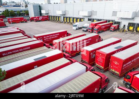 St Stephens Street, Birmingham 26 août 2022 - le centre de messagerie de Birmingham, situé sur la rue St Stephens, dans le quartier de Newtown, est bordé de camions, camions et camionnettes inutilisés, plus de 100 000 employés faisant grève pour des litiges de paie. Un petit nombre de membres du personnel ont été vus trier le courrier d'une camionnette et les chauffeurs de l'agence et le personnel de Whistl sont arrivés avec des livraisons importantes. Crédit : Scott cm/Alay Live News Banque D'Images