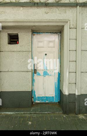 Une photo verticale d'une vieille porte dans la rue de Shanghai Banque D'Images