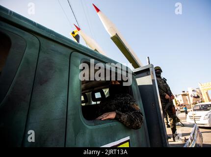 Rafah, bande de Gaza, Palestine. 24th août 2022. Bande de Gaza, Palestine. 24 août 2022. Les combattants des Brigades Al-Quds, l'aile militaire du Jihad islamique, tiennent un défilé militaire à Rafah, dans le sud de la bande de Gaza. Un cessez-le-feu entre Israël et le Jihad islamique négocié par l'Égypte s'est achevé le 7th août, après trois jours de frappes aériennes israéliennes dans la bande de Gaza contre le groupe du Jihad islamique, qui a riposté en lançant des roquettes sur Israël (Credit image: © Yousef Mohammed/IMAGESLIVE via ZUMA Press Wire) Banque D'Images