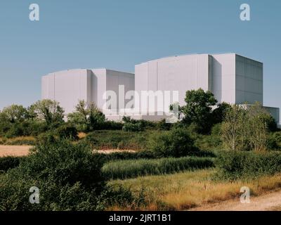 La centrale nucléaire de Bradwell, protégée par boîtier en métal ondulé, désaffectée à Bradwell Waterside, Bradwell, sur Sea Essex, Angleterre, Royaume-Uni Banque D'Images