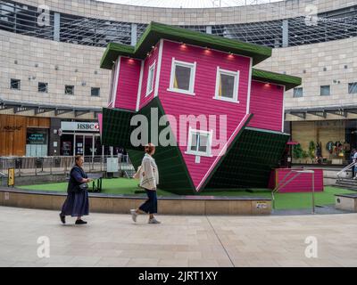 The Upside Down House, une attraction touristique, Midsummer place, Milton Keynes, Buckinghamshire, ROYAUME-UNI Banque D'Images