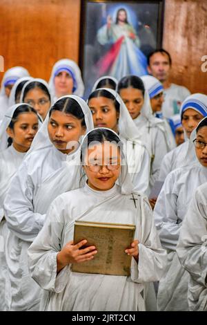 Kolkata, Inde. 26th août 2022. Les Nuns chrétiens offrent leur amour et leurs prières à la veille de l'anniversaire de mère Teresa 112th aux Missionnaires de la Charité à Kolkata. Mère Teresa, connue dans l'Église catholique sous le nom de Sainte Thérèse de Calcutta, a consacré sa vie à la prise en charge des malades et des pauvres dans le monde entier et canonisée par l'Église catholique romaine sous le nom de Sainte Thérèse. Crédit : SOPA Images Limited/Alamy Live News Banque D'Images