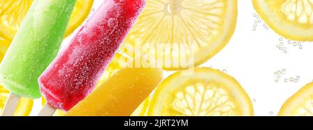 Le popsicle brillant colle sur des tranches de citron sur fond d'eau sodée Banque D'Images