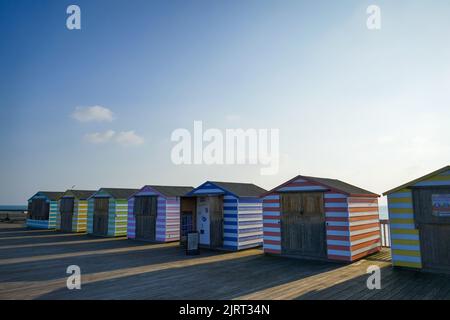 Cabanes de plage colorées sur la jetée de Hastings Banque D'Images