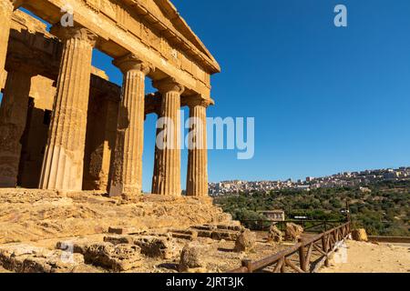 Vue sur le temple de Concordia dans la vallée des temples, temple de l'ordre dorique. Banque D'Images