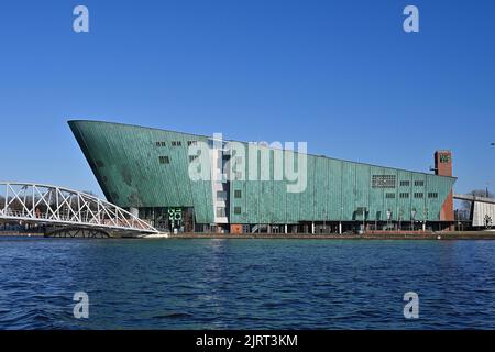 Pays-Bas, Amsterdam: Le Musée des Sciences NEMO vu de la rue Oosterdokskade. Le centre scientifique conçu par l'architecte Renzo Piano a été construit sinistre Banque D'Images