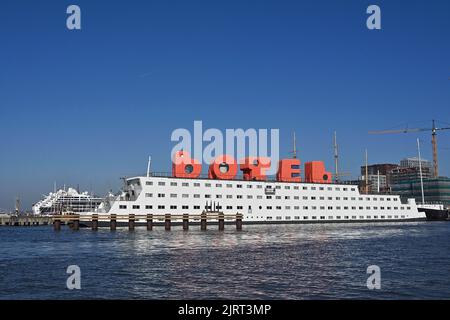 Pays-Bas, Amsterdam: Bâtiment de l'Amstel Botel, un hôtel 3 étoiles unique avec des chambres à bord d'un bateau sur l'IJ sur le quai de NDSM Banque D'Images