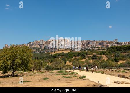 La ville d'Agrigento, au sommet d'une colline, surplombe le site archéologique de la vallée des temples, en Sicile, en Italie. Banque D'Images