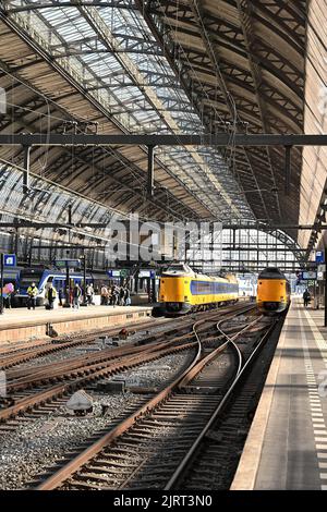 Pays-Bas, Rotterdam: Trains et passagers en attente sur la plate-forme de la gare centrale de Rotterdam Banque D'Images