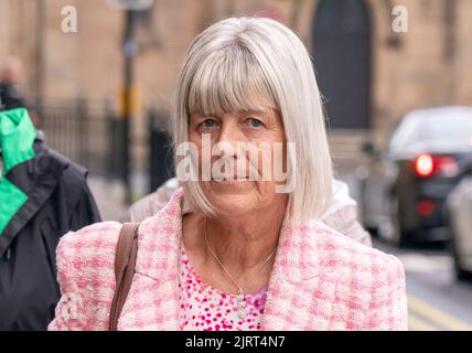 Jane Midgley, mère de la victime Simon Midgley, arrive au tribunal du shérif de Paisley pour l'enquête sur l'accident mortel dans l'incendie de l'hôtel Cameron House en décembre 2017, qui a causé la mort de deux hommes. Simon Midgley, 32 ans, et Richard Dyson, 38 ans, sont morts lorsqu'un incendie a éclaté à l'hôtel, près de Balloch, sur les rives du Loch Lomond sur 18 décembre 2017. Date de la photo: Vendredi 26 août 2022. Banque D'Images