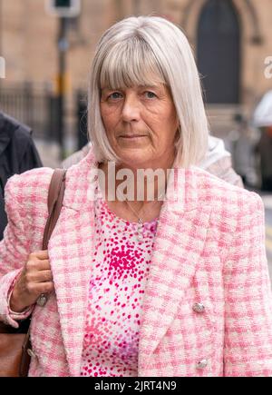 Jane Midgley, mère de la victime Simon Midgley, arrive au tribunal du shérif de Paisley pour l'enquête sur l'accident mortel dans l'incendie de l'hôtel Cameron House en décembre 2017, qui a causé la mort de deux hommes. Simon Midgley, 32 ans, et Richard Dyson, 38 ans, sont morts lorsqu'un incendie a éclaté à l'hôtel, près de Balloch, sur les rives du Loch Lomond sur 18 décembre 2017. Date de la photo: Vendredi 26 août 2022. Banque D'Images