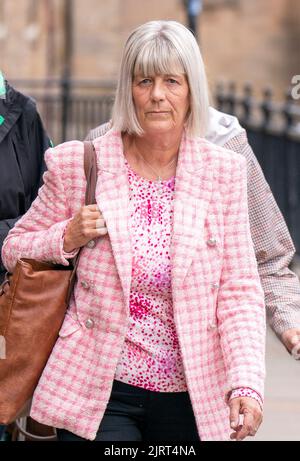 Jane Midgley, mère de la victime Simon Midgley, arrive au tribunal du shérif de Paisley pour l'enquête sur l'accident mortel dans l'incendie de l'hôtel Cameron House en décembre 2017, qui a causé la mort de deux hommes. Simon Midgley, 32 ans, et Richard Dyson, 38 ans, sont morts lorsqu'un incendie a éclaté à l'hôtel, près de Balloch, sur les rives du Loch Lomond sur 18 décembre 2017. Date de la photo: Vendredi 26 août 2022. Banque D'Images