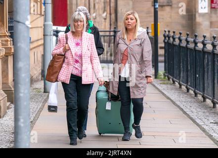 Jane Midgley (à gauche) et Nicola Midgley (à droite), respectivement mère et sœur de la victime Simon Midgley, arrivent à Paisley Sheriff court pour l'enquête sur l'accident mortel dans l'incendie de l'hôtel Cameron House en décembre 2017, qui a causé la mort de deux hommes. Simon Midgley, 32 ans, et Richard Dyson, 38 ans, sont morts lorsqu'un incendie a éclaté à l'hôtel, près de Balloch, sur les rives du Loch Lomond sur 18 décembre 2017. Date de la photo: Vendredi 26 août 2022. Banque D'Images