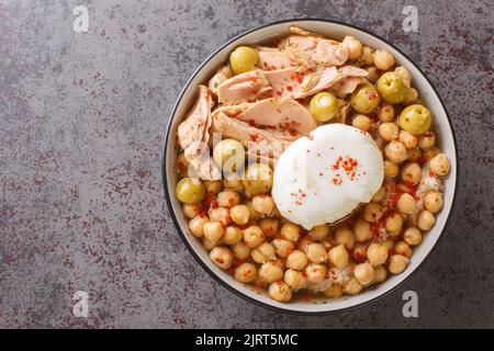 Le Lablabi est un plat tunisien populaire. Il s'agit d'une soupe de pois chiches servie comme un petit déjeuner de rue pendant les jours froids de gros plan dans le bol sur la table. Horizon Banque D'Images