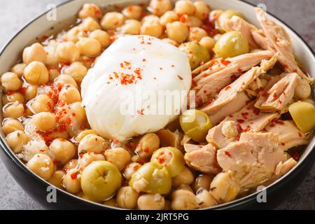 Le Lablabi est un plat tunisien populaire. Il s'agit d'une soupe de pois chiches servie comme un petit déjeuner de rue pendant les jours froids de gros plan dans le bol sur la table. Horizon Banque D'Images