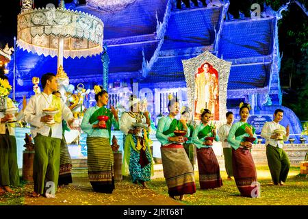 Les danseurs de la guirlande traditionnelle de Lanna se produisent lors de l'inauguration du festival « Chiang Mai Unplugged » à Wat Srisuphan, Chiang Mai en Thaïlande Banque D'Images