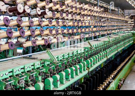 Ancienne usine de tissage de soie soviétique dans Basqal, Azerbaïdjan Banque D'Images
