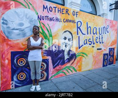 Londres Royaume-Uni 26 août 2022 l'artiste et carnivaliste Linet Kamala (en photo) a créé une fresque sur le thème du carnaval à l'extérieur de Studio West Gallery, avant le retour tant attendu de cet été du carnaval de Notting Hill. La fresque célèbre le pionnier du carnaval Rhaune Laslett, le principal du premier festival de Notting Hill, qui a évolué vers le Carnaval de Notting Hill.Paul Quezada-Neiman/Alamy Live News Banque D'Images