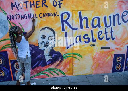 Londres Royaume-Uni 26 août 2022 l'artiste et carnivaliste Linet Kamala (en photo) a créé une fresque sur le thème du carnaval à l'extérieur de Studio West Gallery, avant le retour tant attendu de cet été du carnaval de Notting Hill. La fresque célèbre le pionnier du carnaval Rhaune Laslett, le principal du premier festival de Notting Hill, qui a évolué vers le Carnaval de Notting Hill.Paul Quezada-Neiman/Alamy Live News Banque D'Images