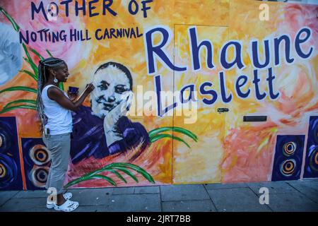 Londres Royaume-Uni 26 août 2022 l'artiste et carnivaliste Linet Kamala (en photo) a créé une fresque sur le thème du carnaval à l'extérieur de Studio West Gallery, avant le retour tant attendu de cet été du carnaval de Notting Hill. La fresque célèbre le pionnier du carnaval Rhaune Laslett, le principal du premier festival de Notting Hill, qui a évolué vers le Carnaval de Notting Hill.Paul Quezada-Neiman/Alamy Live News Banque D'Images