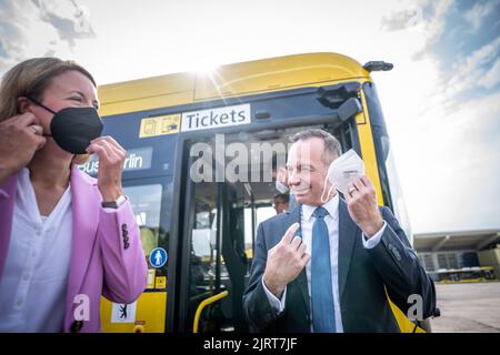 Berlin, Allemagne. 26th août 2022. Volker Wissing (FDP), ministre fédéral des Transports et des Affaires numériques, se présente aux côtés de Meijke Niedbal, secrétaire d'Etat du département de l'Environnement, de la mobilité, des consommateurs et de la protection climatique du Sénat de Berlin, lors de la présentation du nouveau type d'autobus électronique Ebusco 2,2 de la société de transport public de Berlin au dépôt BVG sur Indira-Gandhi-Straße. Credit: Michael Kappeller/dpa/Alay Live News Banque D'Images