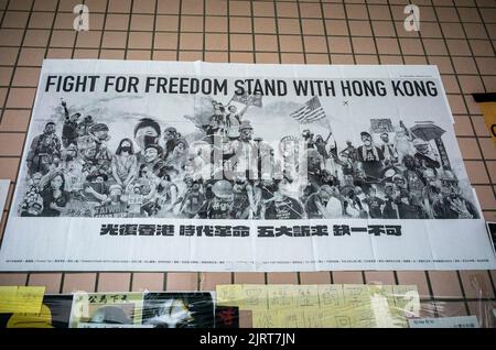 Le mur de John Lennon drapé d'affiches et de panneaux appelant à la lutte pour la liberté à Hong Kong, Et plus récemment, en soutenant la défense de l'Ukraine contre la Russie établie à l'université NCCU de Taipei, Taiwan le 26/08/2022 les militants pro-liberté opposés au gouvernement de Pékin ont pris le signal sur un mur similaire qui a été construit à Prague en 1980. Au départ, le mur était destiné à rendre hommage à John Lennon après son assassinat. Mais avec le temps, la jeunesse de Prague a voulu protester contre le gouvernement communiste répressif.par Wiktor Dabkowski Banque D'Images