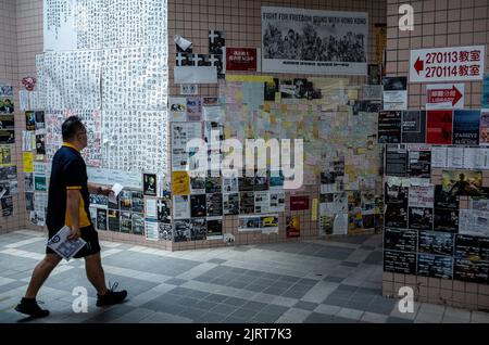 Le mur de John Lennon drapé d'affiches et de panneaux appelant à la lutte pour la liberté à Hong Kong, Et plus récemment, en soutenant la défense de l'Ukraine contre la Russie établie à l'université NCCU de Taipei, Taiwan le 26/08/2022 les militants pro-liberté opposés au gouvernement de Pékin ont pris le signal sur un mur similaire qui a été construit à Prague en 1980. Au départ, le mur était destiné à rendre hommage à John Lennon après son assassinat. Mais avec le temps, la jeunesse de Prague a voulu protester contre le gouvernement communiste répressif.par Wiktor Dabkowski Banque D'Images
