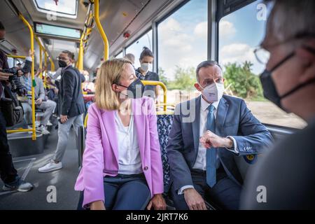 Berlin, Allemagne. 26th août 2022. Volker Wissing (FDP), ministre fédéral des Transports et des Affaires numériques, se trouve à côté de Meijke Niedbal, secrétaire d'État au département de l'Environnement, de la mobilité, des consommateurs et de la protection climatique du Sénat de Berlin, lors de la présentation du nouveau type d'autobus électronique 'Ebusco 2,2' de la société de transport public de Berlin au dépôt Indira-Gandhi-Straße de BVG. Credit: Michael Kappeller/dpa/Alay Live News Banque D'Images