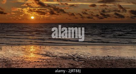 Magnifique coucher de soleil sur la plage d'Onival, les falaises, le sable, le plongeoir et les rochers Banque D'Images