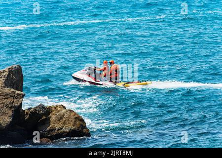 Patrouille des sauveteurs italiens des pompiers (Vigili del Fuoco) à bord d'un jet ski, mer Méditerranée, Golfe de la Spezia, Ligurie, Italie, Europe. Banque D'Images