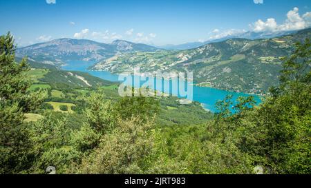 Lac serre-Poncon, Lac de serre-Poncon est un lac du sud-est de la France. C'est l'un des plus grands lacs artificiels d'Europe occidentale. Papier peint HD, 4K GRE Banque D'Images