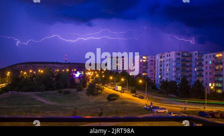 Beau flash de la foudre au-dessus des maisons au-dessus de la ville, Brno, Lisen, Houbalova, République Tchèque. Superbe fond bleu HD. Perf Banque D'Images