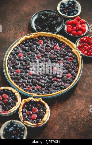 Tarte aux baies sucrées d'automne maison sur fond rustique sombre Banque D'Images