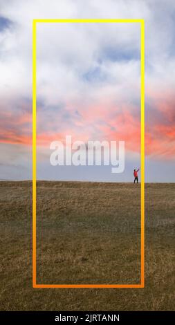 Un homme pointant vers la zone de texte jaune pendant un beau coucher de soleil.Optimisé pour un téléphone mobile. Banque D'Images