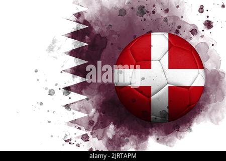 Ballon de football avec le drapeau du Danemark représenté sur un fond aquarelle du drapeau du Qatar Banque D'Images