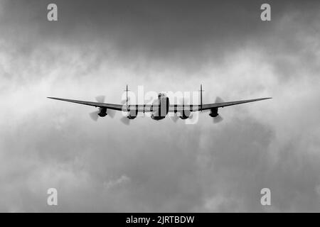 Un Avro Lancaster volant dans un ciel orageux Banque D'Images