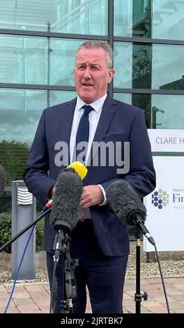 Le ministre des Finances de Stormont, Conor Murphy, s'adresse aux médias à l'extérieur du ministère des Finances à Belfast Date de la photo : vendredi 26 août 2022. Banque D'Images