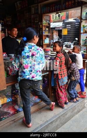 Enfants un garçon népalais et un népalais marchent visite dans la rue à thamel et jouer avec un ami dans les fêtes d'Halloween et de fête de diwali Banque D'Images