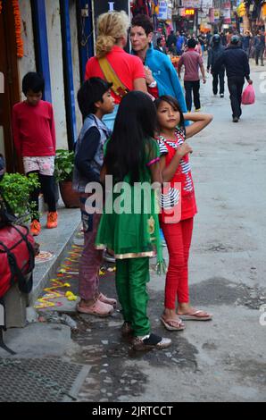 Enfants un garçon népalais et un népalais marchent visite dans la rue à thamel et jouer avec un ami dans les fêtes d'Halloween et de fête de diwali Banque D'Images