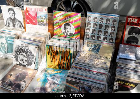 Anciens vinyles soviétiques anciens sur le marché aux puces de Tbilissi Banque D'Images